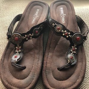 MINNETONKA BROWN SANDALS W/embellishments sz 7